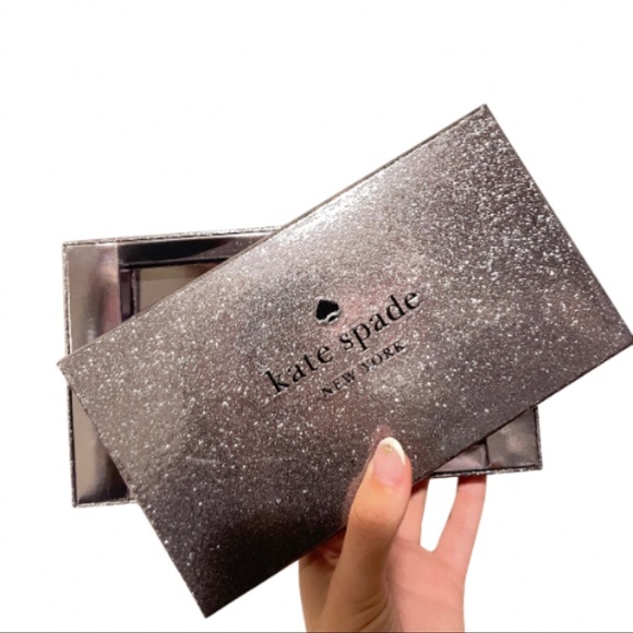 NWT in Glitter Gift Box Kate Spade New York
KENZIE BOXED LARGE SLIM CARDHOLDER - Picture 6 of 6